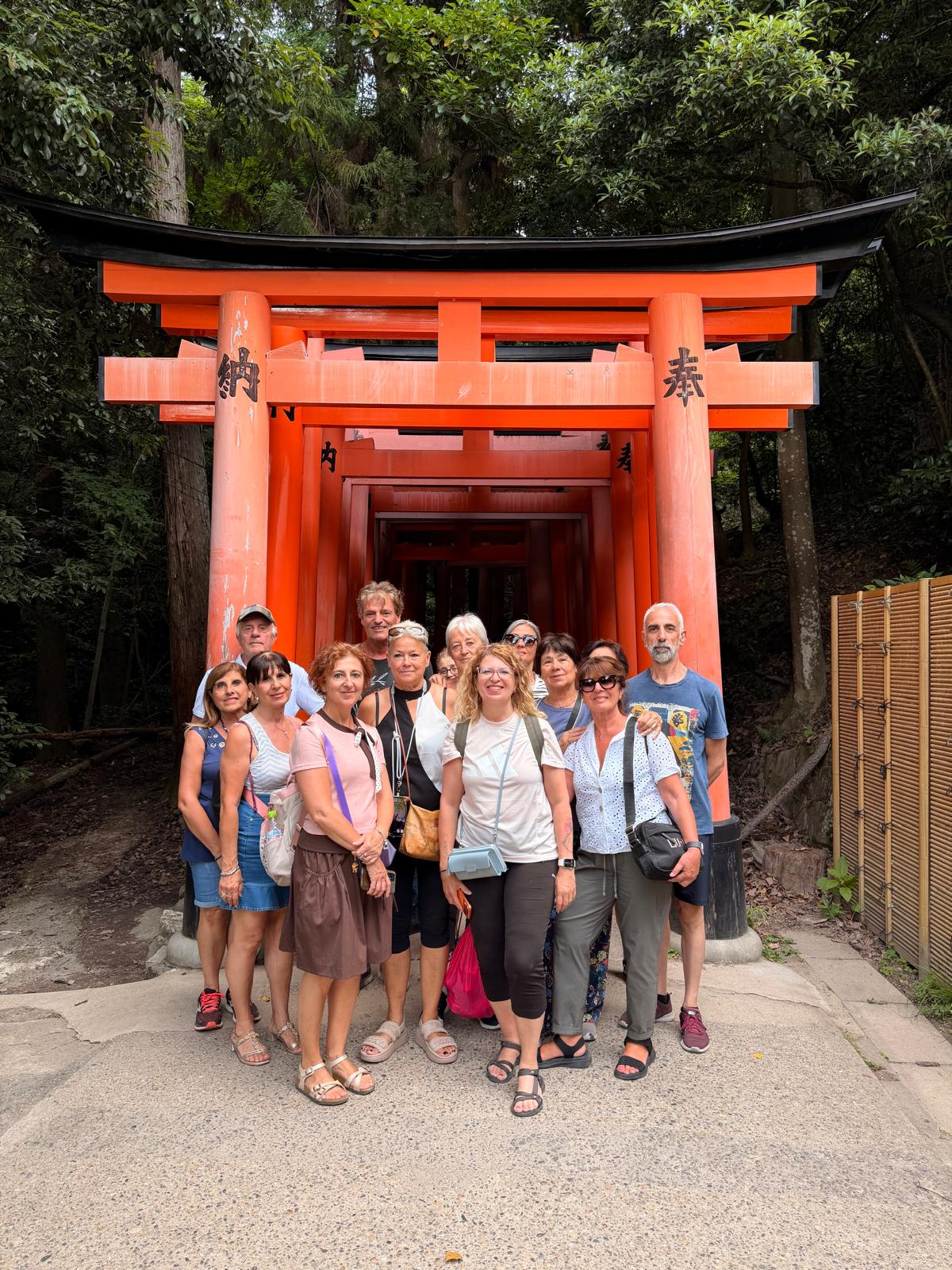 Gruppo di viaggiatori italiani over 50 al tempio Fushimi Inari in Giappone
