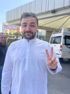 Questo vestito viene dato a tutti i partecipanti della Holi. Si chiama Kurta.