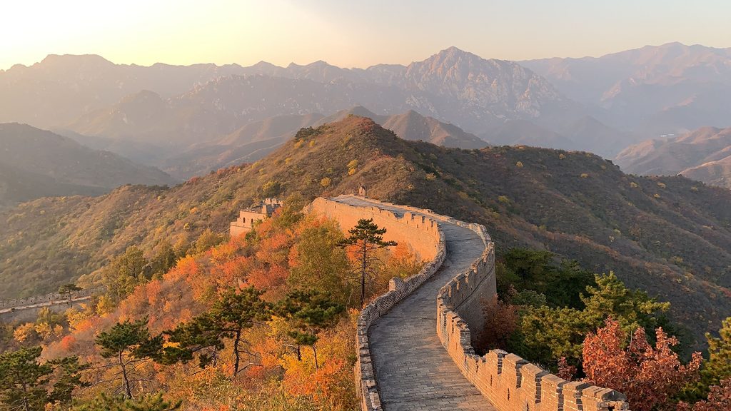Grande Muraglia cinese vicino Pechino a novembre, tratto di Mutianyu con i colori dell'autunno