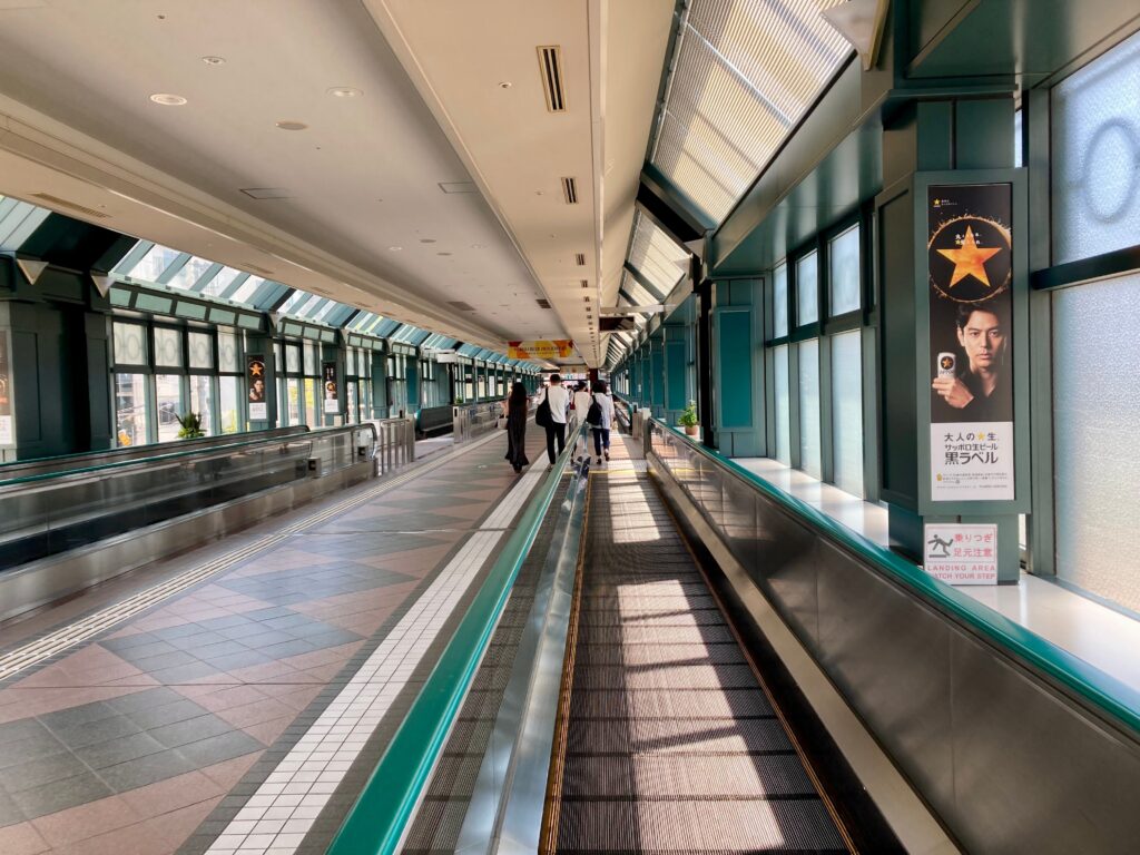 Corridoio aeroporto in Giappone, documenti per il visto Giappone 2026