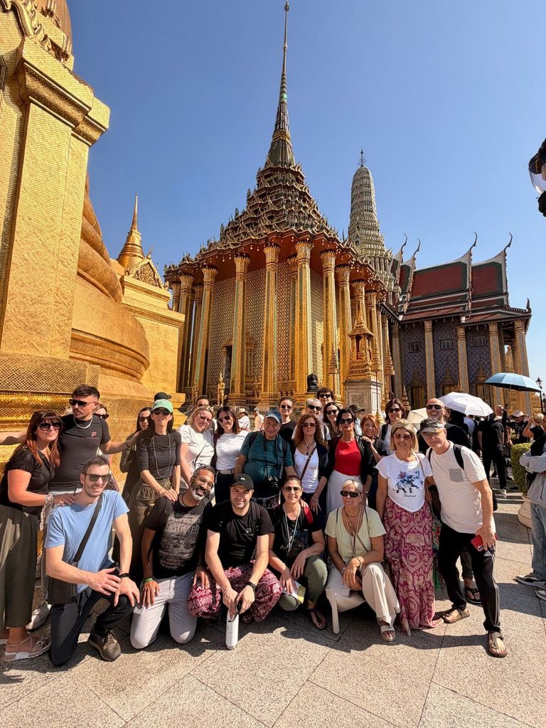 Gruppo di viaggiatori InAsia davanti a un tempio buddista in Thailandia