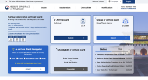 Viaggiatore con passaporto e smartphone per la e-Arrival Card Corea del Sud